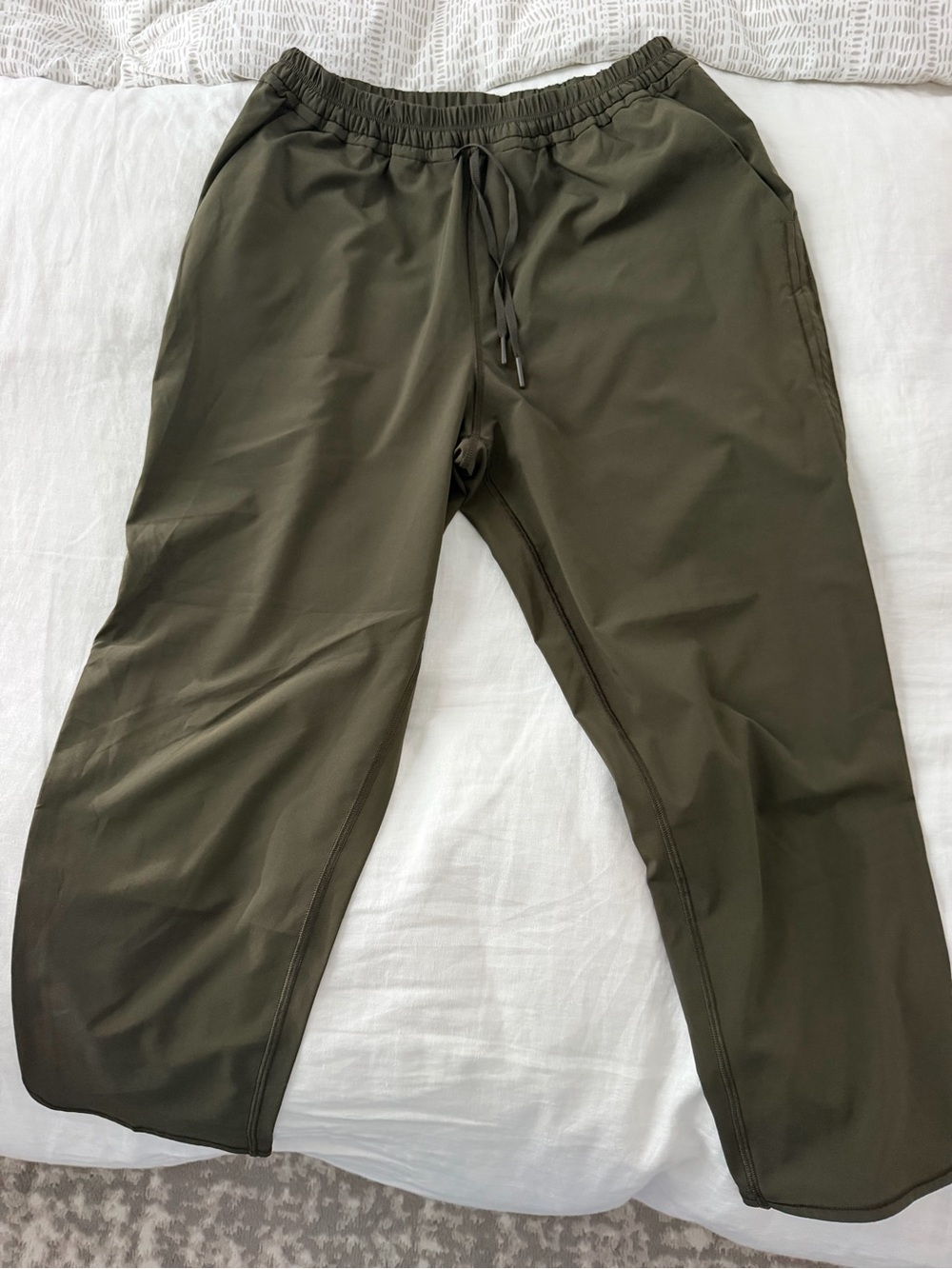 Lululemon track pants size 6 green LIKE NEW